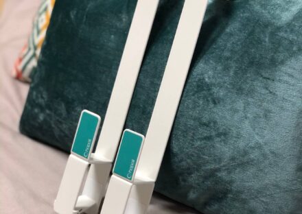Photo d'une paire d'enfile-couette posé sur des coussins