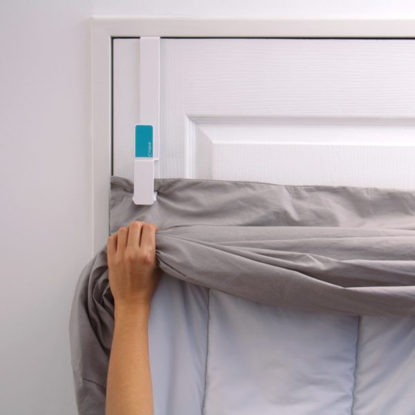 Photo d'un bras qui change la housse de couette avec Hopoli