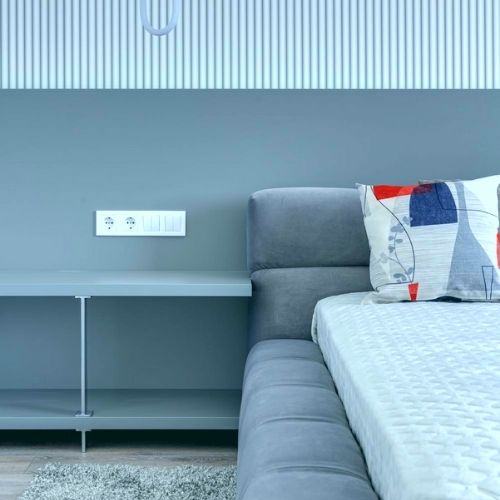 Photo d'un joli lit gris avec un matelas sans draps
