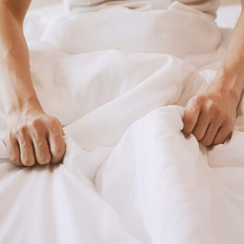 mains qui tiennent une couette blanche